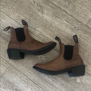 Womens Blundstone heeled boots
PLEASE READ